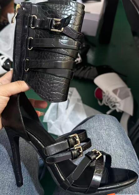 Sandal Strappy Heeled - Seksowne czarne skórzane sandały z odkrytymi